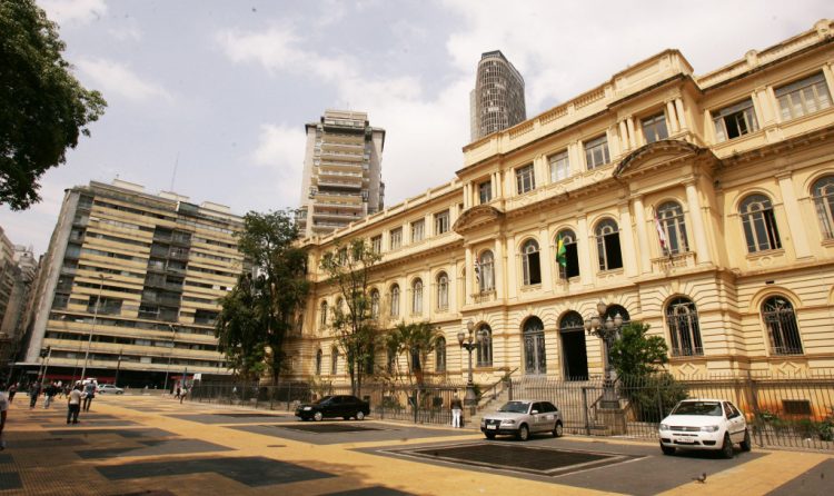 fachada do edificio esther a esquerda e caetano de campos a direita na praca da republica fernando moraes 1