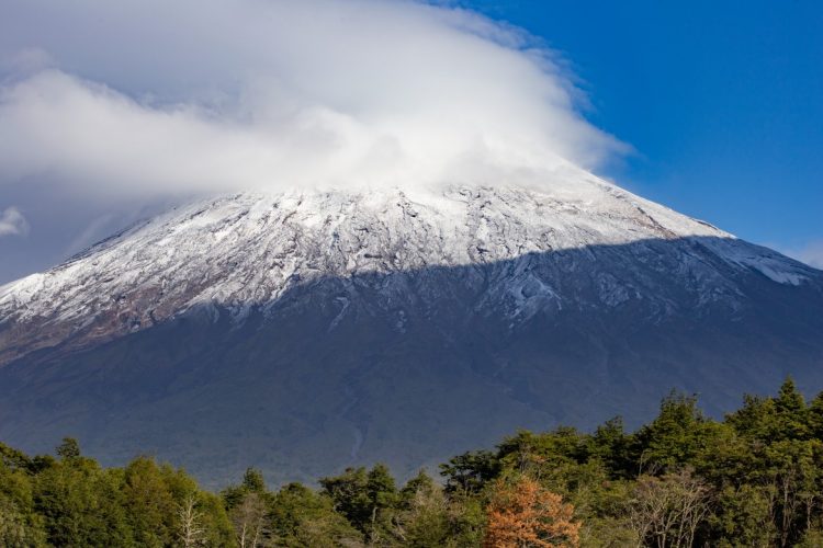volcano villarica en gegion los lagos chile PMYRZA3