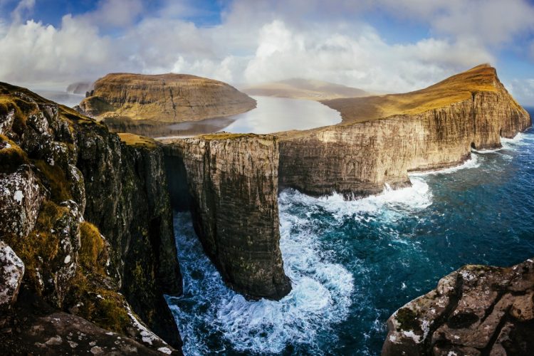 traelanipan cliff faroe islands 4EAC3S7