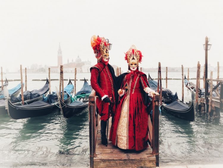 wanderfull carnival mask in venice with laguna and TRYVY8G